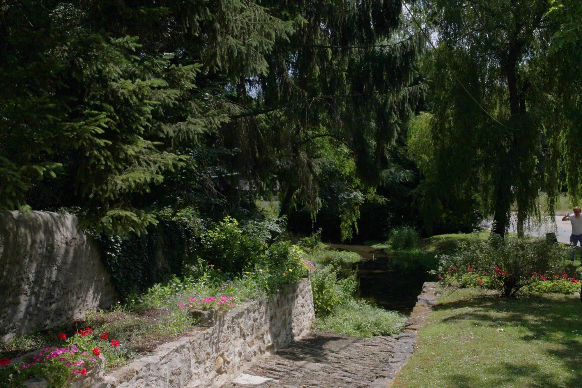 Saint Graal Bed & Breakfast Chamant Екстериор снимка